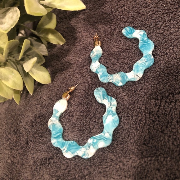 Hoop acrylic earrings - Picture 2 of 2